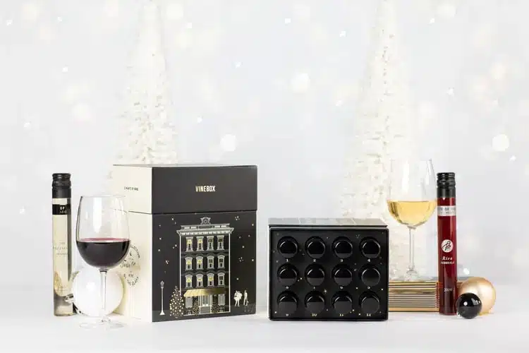 A picture of two wine glasses and two boxes